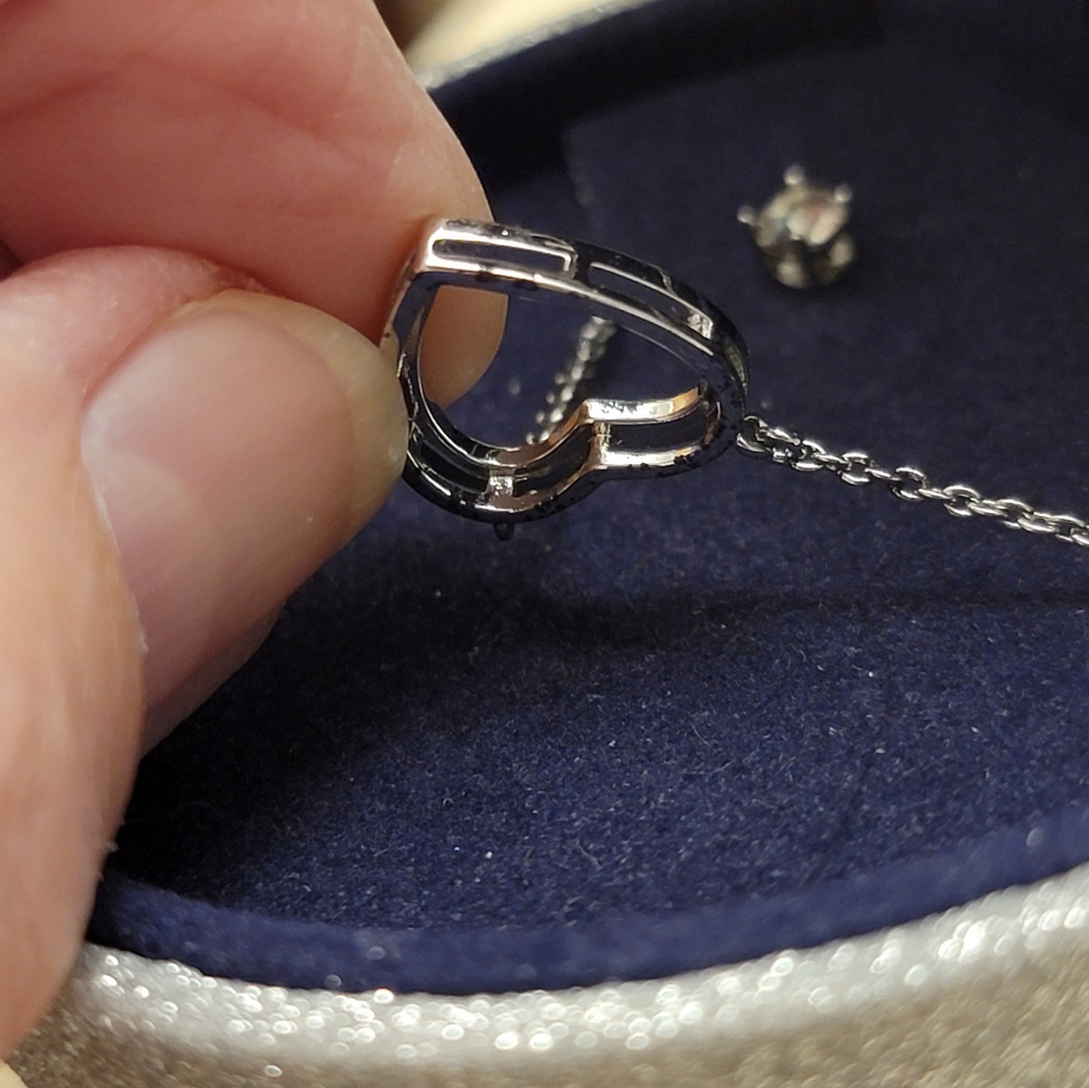 Brilliance Crystals from Swarovski Heart pendant on a 16" chain with earrings. - Picture 3 of 4